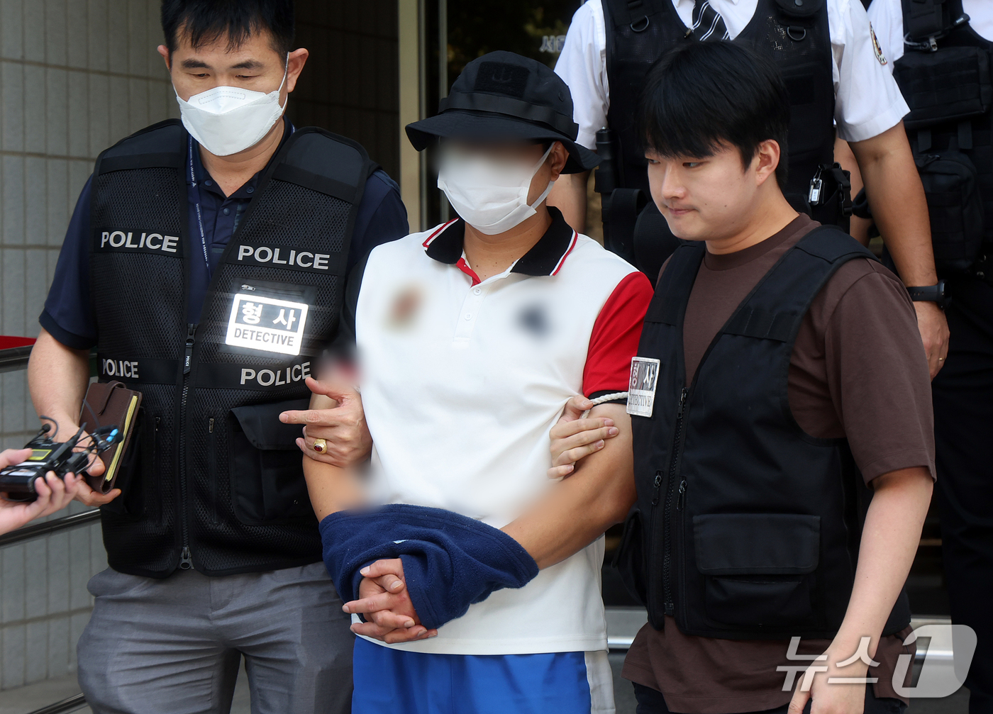 (서울=뉴스1) 김진환 기자 = 양화한강공원 인근에서 흉기를 들고 행인을 위협한 40대 남성 천 모 씨가 29일 오전 서울남부지법에서 열린 구속 전 피의자 심문(영장실질심사)을 마 …