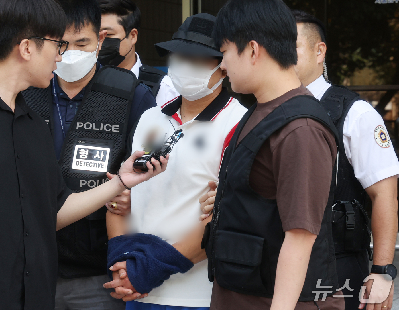 (서울=뉴스1) 김진환 기자 = 양화한강공원 인근에서 흉기를 들고 행인을 위협한 40대 남성 천 모 씨가 29일 오전 서울남부지법에서 열린 구속 전 피의자 심문(영장실질심사)을 마 …