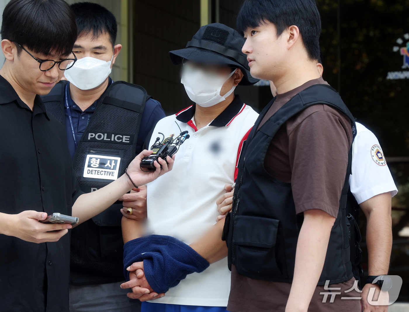 (서울=뉴스1) 김진환 기자 = 양화한강공원 인근에서 흉기를 들고 행인을 위협한 40대 남성 천 모 씨가 29일 오전 서울남부지법에서 열린 구속 전 피의자 심문(영장실질심사)을 마 …