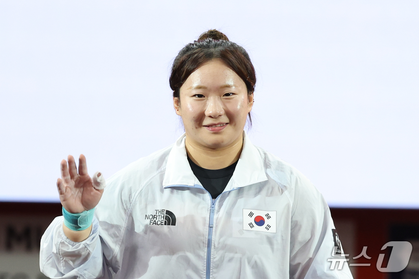(나고야=뉴스1) 안은나 기자 = 대한민국 전희수가 29일 일본 나고야 중소기업진흥회관에서 열린 2026 아이치·나고야 아시안게임 역도 여자 86kg급 결선에 출전해 인사하고 있다 …