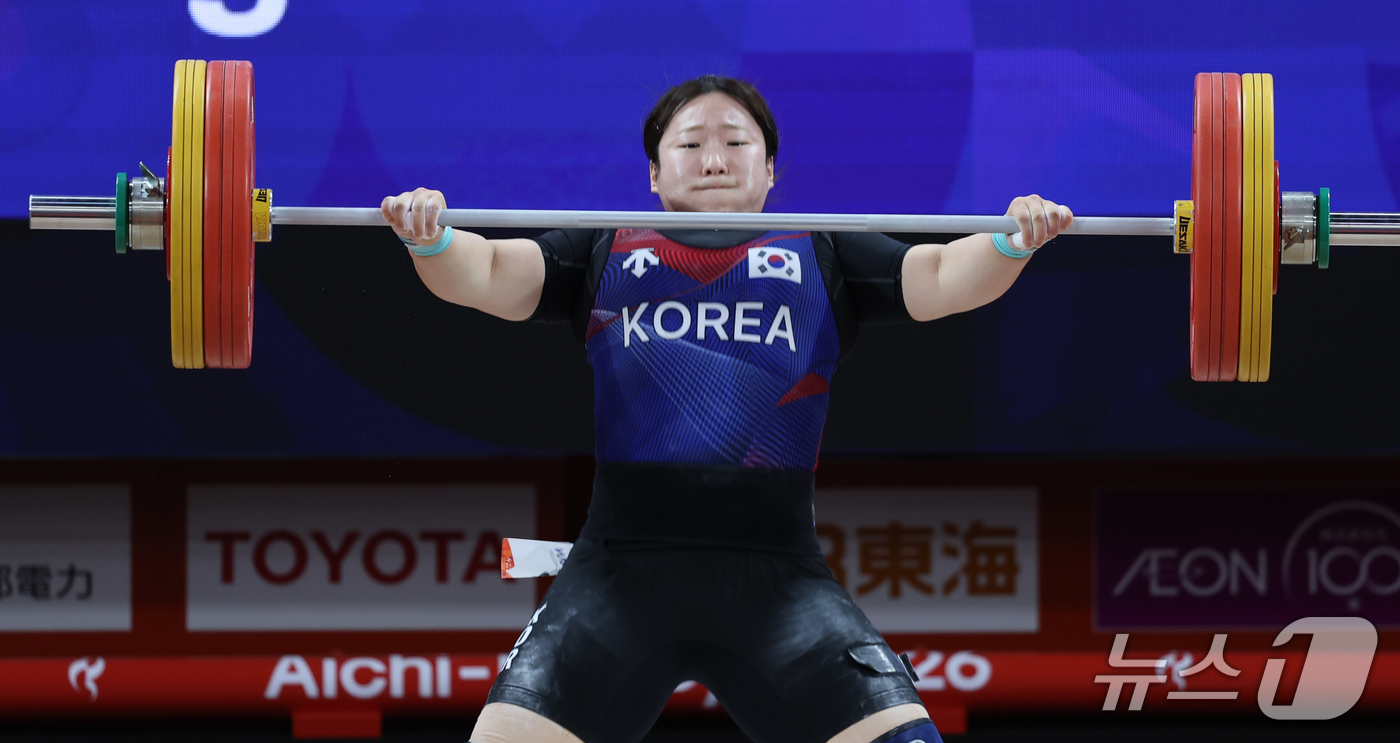 (나고야=뉴스1) 안은나 기자 = 대한민국 전희수가 29일 일본 나고야 중소기업진흥회관에서 열린 2026 아이치·나고야 아시안게임 역도 여자 86kg급 결선 인상 3차시기에서 힘차 …