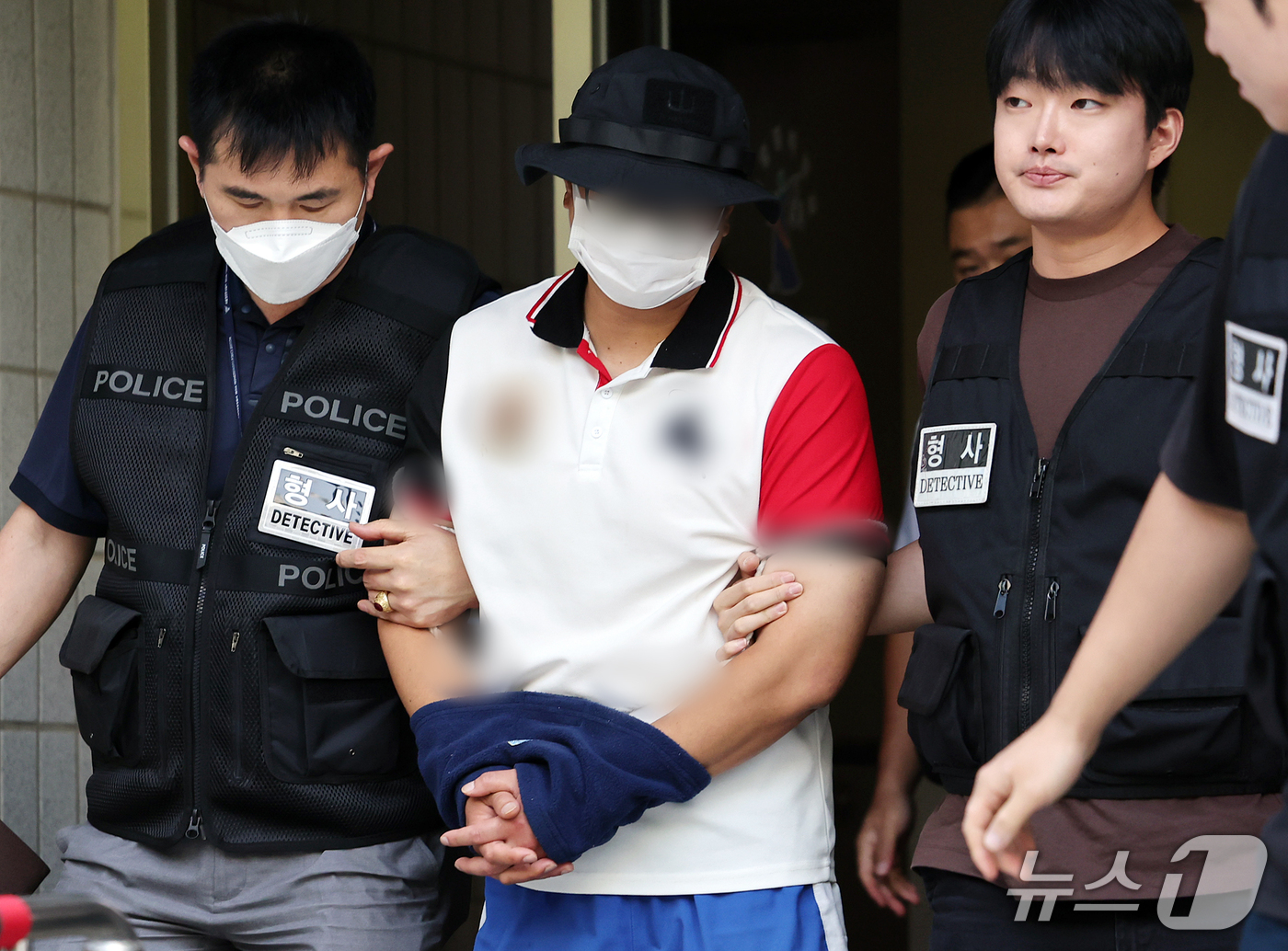 (서울=뉴스1) 김진환 기자 = 양화한강공원 인근에서 흉기를 들고 행인을 위협한 40대 남성 천 모 씨가 29일 오전 서울남부지법에서 열린 구속 전 피의자 심문(영장실질심사)을 마 …