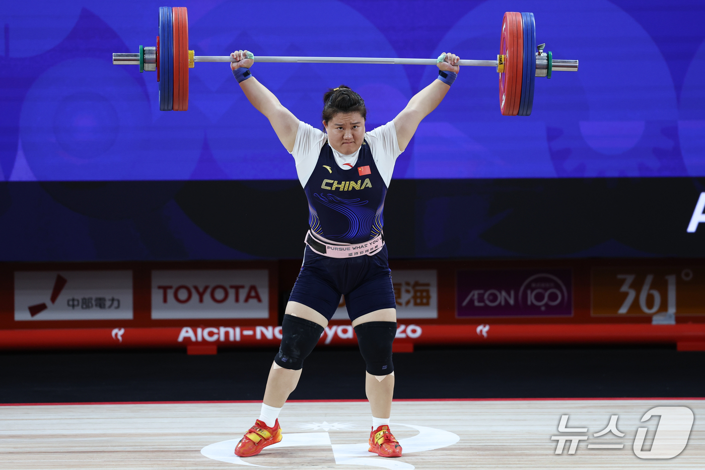 (나고야=뉴스1) 안은나 기자 = 중국 우옌이 29일 일본 나고야 중소기업진흥회관에서 열린 2026 아이치·나고야 아시안게임 역도 여자 86kg급 결선 인상 1차시기에서 힘차게 역 …