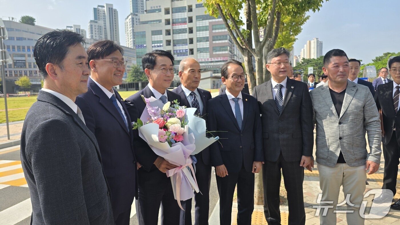 (세종=뉴스1) 장동열 기자 = 조정식 국회의장이 29일 오전 세종시청에서 열린 '국회 세종시대 준비를 위한 간담회'를 시작하기에 앞서 조상호 세종시장 등 참석자들과 함께 기념 촬 …