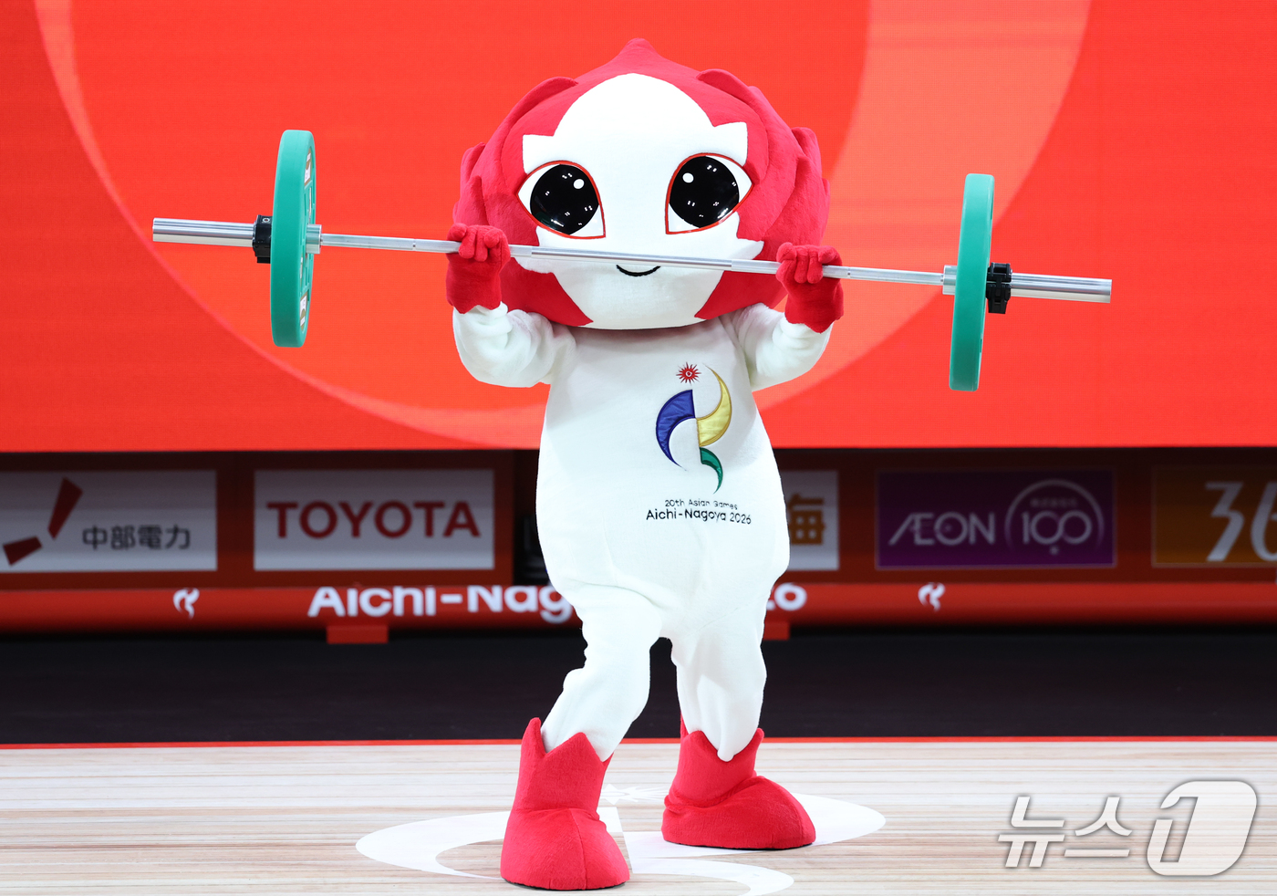 (나고야=뉴스1) 안은나 기자 = 29일 일본 나고야 중소기업진흥회관에서 2026 아이치·나고야 아시안게임 역도 여자 86kg급 결선에 앞서 대회 마스코트 '호노혼'이 역기를 들어 …
