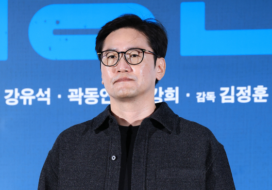 포즈 취하는 김정훈 감독