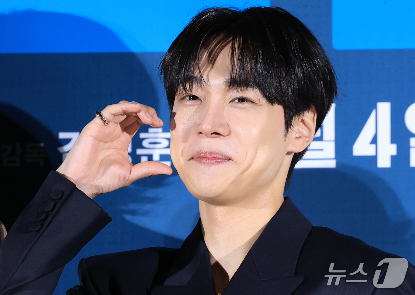 (서울=뉴스1) 권현진 기자 = 배우 강유석이 29일 서울 광진구 롯데시네마 건대입구점에서 열린 영화 '최종면접' 제작보고회에서 포즈를 취하고 있다.‘최종면접’은 최종면접장에 모인 …