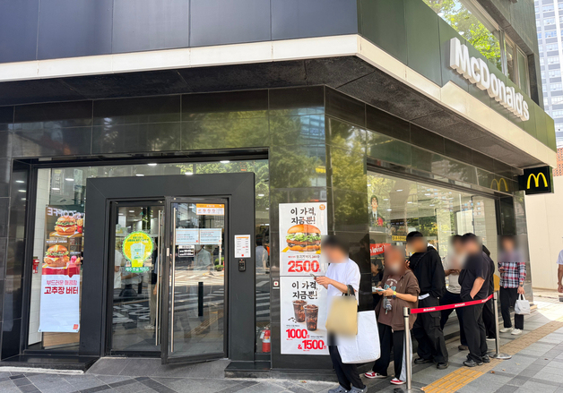 1만2000원 '지디 모자'가 3만원대에…맥도날드 앞 '대기행렬'[르포]
