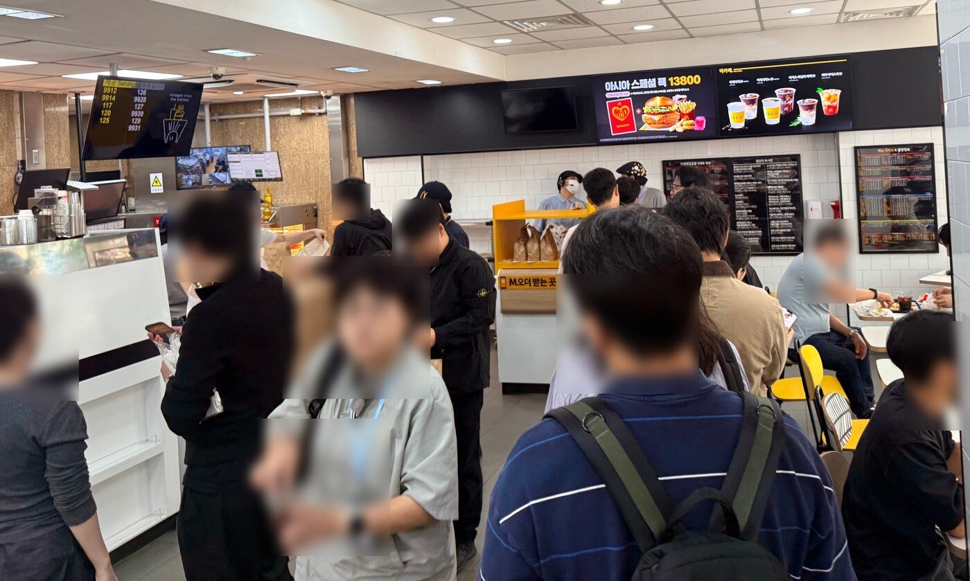 본문 이미지 - 서울의 한 맥도날드 매장 내에서 고객들이 피스마이너스원 협업 굿즈를 구매하기 위해 기다리고 있다. ⓒ News1 황두현 기자