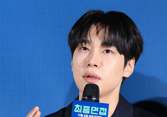 취재진 질문에 답하는 강유석
