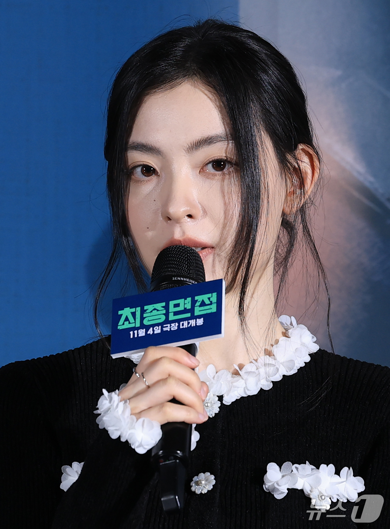 (서울=뉴스1) 권현진 기자 = 배우 배강희가 29일 서울 광진구 롯데시네마 건대입구점에서 열린 영화 '최종면접'(감독 김정훈) 제작보고회에서 인사말을 하고 있다.‘최종면접’은 최 …
