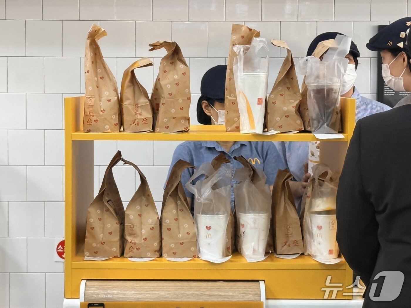 본문 이미지 - 서울의 한 맥도날드 매장 내에 고객이 주문한 제품이 진열돼 있다. ⓒ News1 황두현 기자
