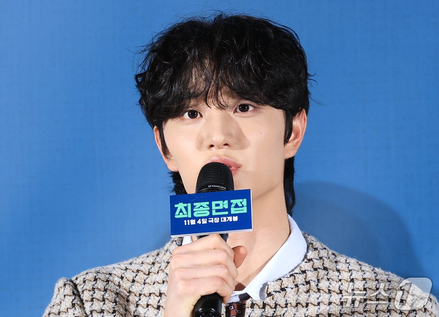 본문 이미지 - 배우 김재원이 29일 서울 광진구 롯데시네마 건대입구점에서 열린 영화 '최종면접' 제작보고회에서 인사말을 하고 있다. ‘최종면접’은 최종면접장에 모인 6인의 지원자들이 각자의 폭로가 담긴 의문의 봉투를 발견하면서 서로를 의심하고 혼란에 빠뜨리는 이야기를 담고 있다. 2026.9.29 ⓒ 뉴스1 권현진 기자