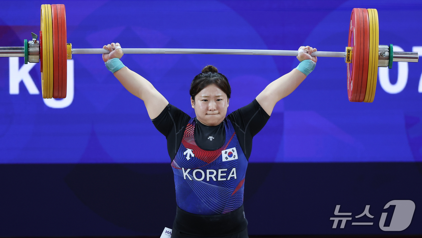 (나고야=뉴스1) 안은나 기자 = 대한민국 전희수가 29일 일본 나고야 중소기업진흥회관에서 열린 2026 아이치·나고야 아시안게임 역도 여자 86kg급 결선 인상 3차시기에서 힘차 …