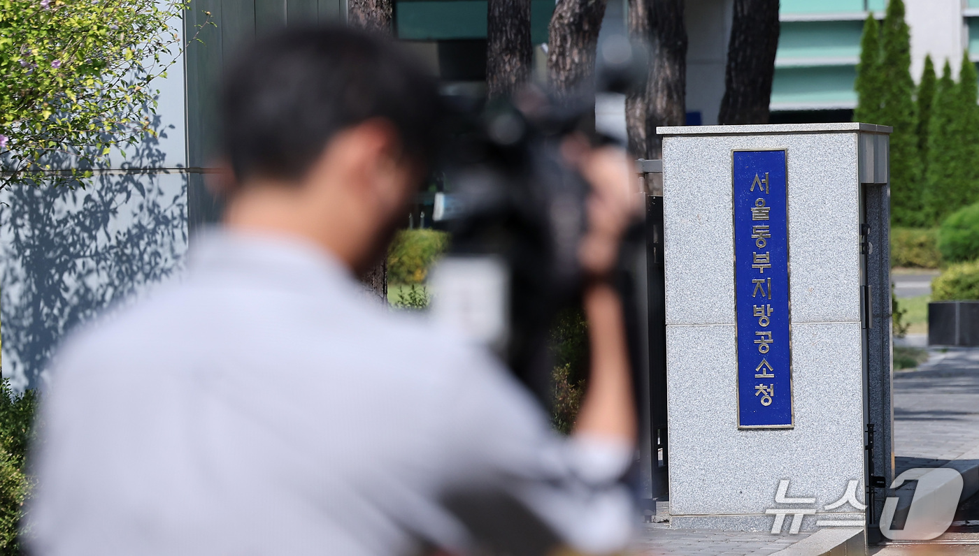 (서울=뉴스1) 김성진 기자 = 검찰청 폐지와 공소청·중대범죄수사청(중수청) 출범을 앞둔 29일 서울 송파구 동부지방검찰청 청사 입구에 공소청 간판이 새롭게 설치돼 있다. 2026 …