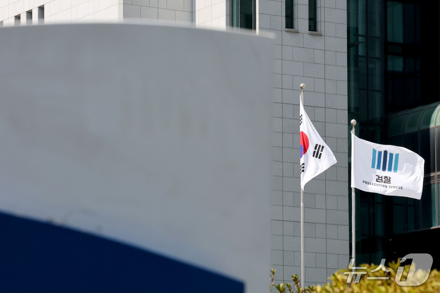 (서울=뉴스1) 이광호 기자 = 검찰청 폐지와 공소청·중대범죄수사청(중수청) 출범을 앞둔 29일 서울 서초구 대검찰청에 검찰 로고가 지워진 안내판 뒤로 검찰 깃발이 펄럭이고 있다. …