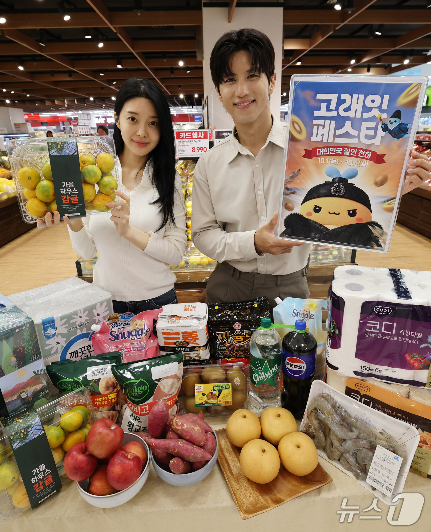 (서울=뉴스1) 박세연 기자 = 29일 서울 이마트 용산점에서 모델들이 '고래잇페스타'를 알리고 있다.이마트는 10월 1일부터 5일까지 햇고구마 등 가을 제철 신선식품부터 식탁 먹 …