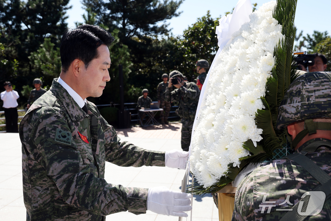 (백령도=뉴스1) 황기선 기자 = 장동혁 국민의힘 대표가 29일 인천 옹진군 백령도를 방문해 천안함 46용사 위령탑을 참배하고 있다.  2026.9.29/뉴스1