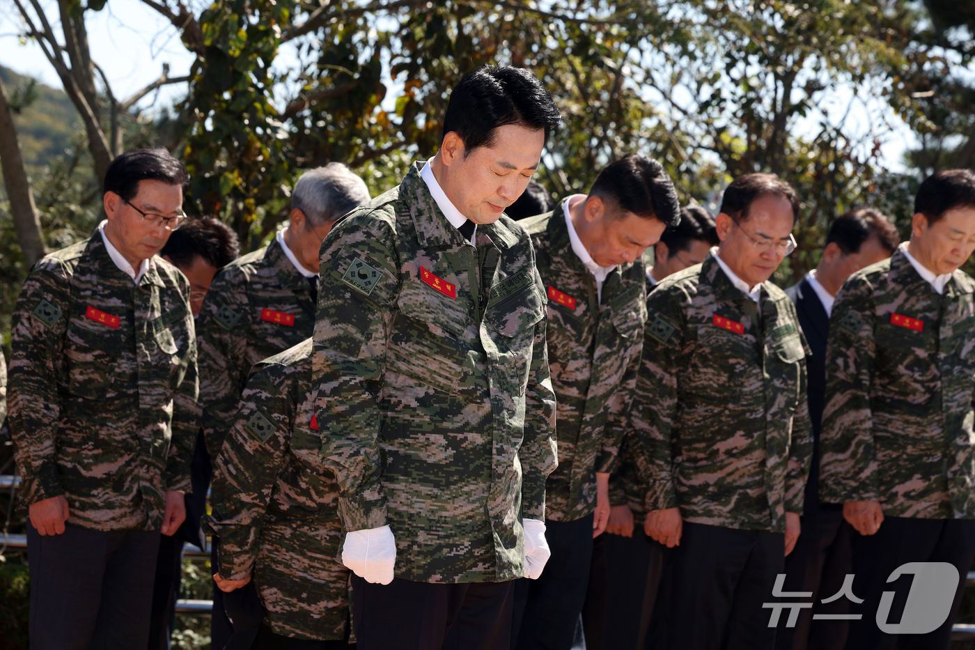 (백령도=뉴스1) 황기선 기자 = 장동혁 국민의힘 대표가 29일 인천 옹진군 백령도를 방문해 천안함 46용사 위령탑을 참배하고 있다.  2026.9.29/뉴스1