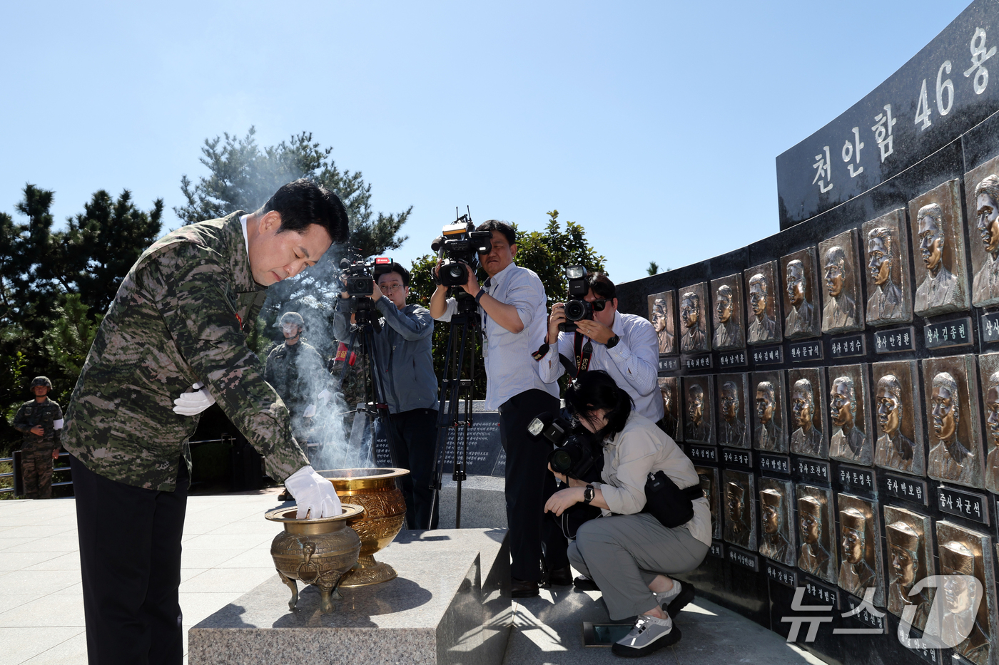 (백령도=뉴스1) 황기선 기자 = 장동혁 국민의힘 대표가 29일 인천 옹진군 백령도를 방문해 천안함 46용사 위령탑을 참배하고 있다.  2026.9.29/뉴스1