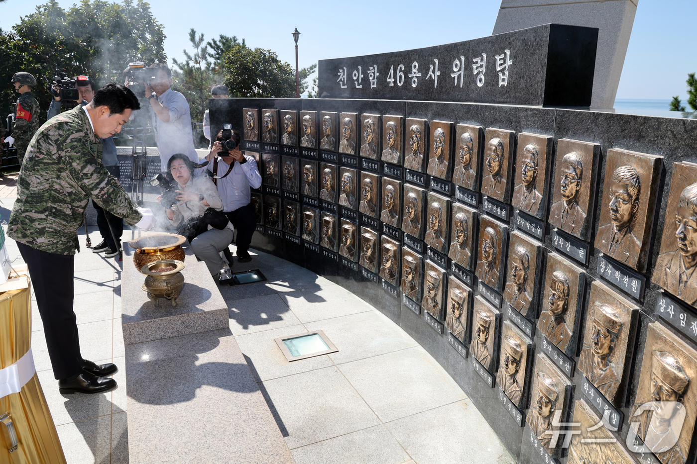 (백령도=뉴스1) 황기선 기자 = 장동혁 국민의힘 대표가 29일 인천 옹진군 백령도를 방문해 천안함 46용사 위령탑을 참배하고 있다.  2026.9.29/뉴스1