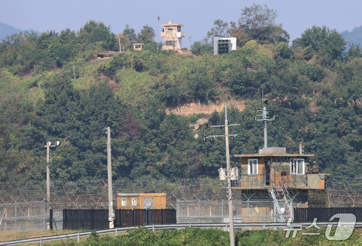 본문 이미지 - 29일 경기 파주 접경지역에서 바라본 남과 북의 초소에서 양측 병사들이 경계 근무를 서고 있다. 서부전선 비무장지대(DMZ)에서 우리 군 장병들이 다친 지뢰 폭발 사고 원인이 북한군이 매설한 지뢰일 가능성이 크다는 군의 판단이 나온 가운데 대북 확성기 방송 재개 등 상응 조치에 관심이 쏠리고 있다. 2026.9.29 ⓒ 뉴스1 오대일 기자