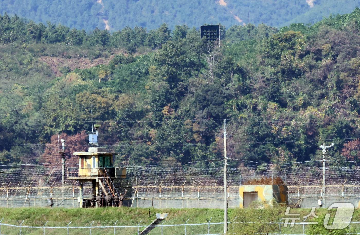 (파주=뉴스1) 오대일 기자 = 29일 북한군 초소가 보이는 경기 파주시 접경지역에서 군 장병들이 경계 근무를 서고 있다.서부전선 비무장지대(DMZ)에서 우리 군 장병들이 다친 지 …