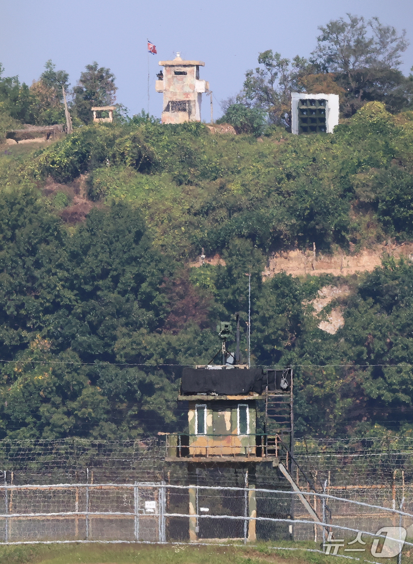 (파주=뉴스1) 오대일 기자 = 29일 경기 파주 접경지역에서 마주보고 있는 남과 북의 초소에 긴장감이 감돌고 있다. 서부전선 비무장지대(DMZ)에서 우리 군 장병들이 다친 지뢰 …