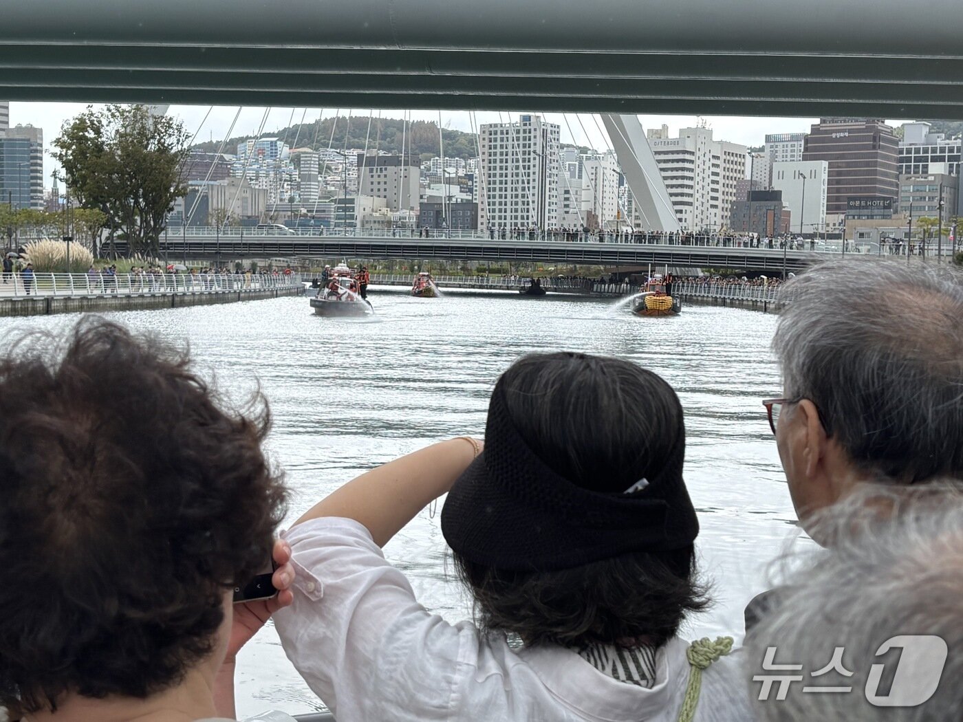 본문 이미지 - 29일 부산 북항친수공원에 모인 시민들이 무태상어 '부캉이'를 외해로 유도하는 작업을 구경하고 있다.  이들은 유도작업 중인 해경과 소방에 '부캉이' 위치를 수시로 알리는 조력자 역할을 했다.2026.9.29 ⓒ 뉴스1 홍윤 기자