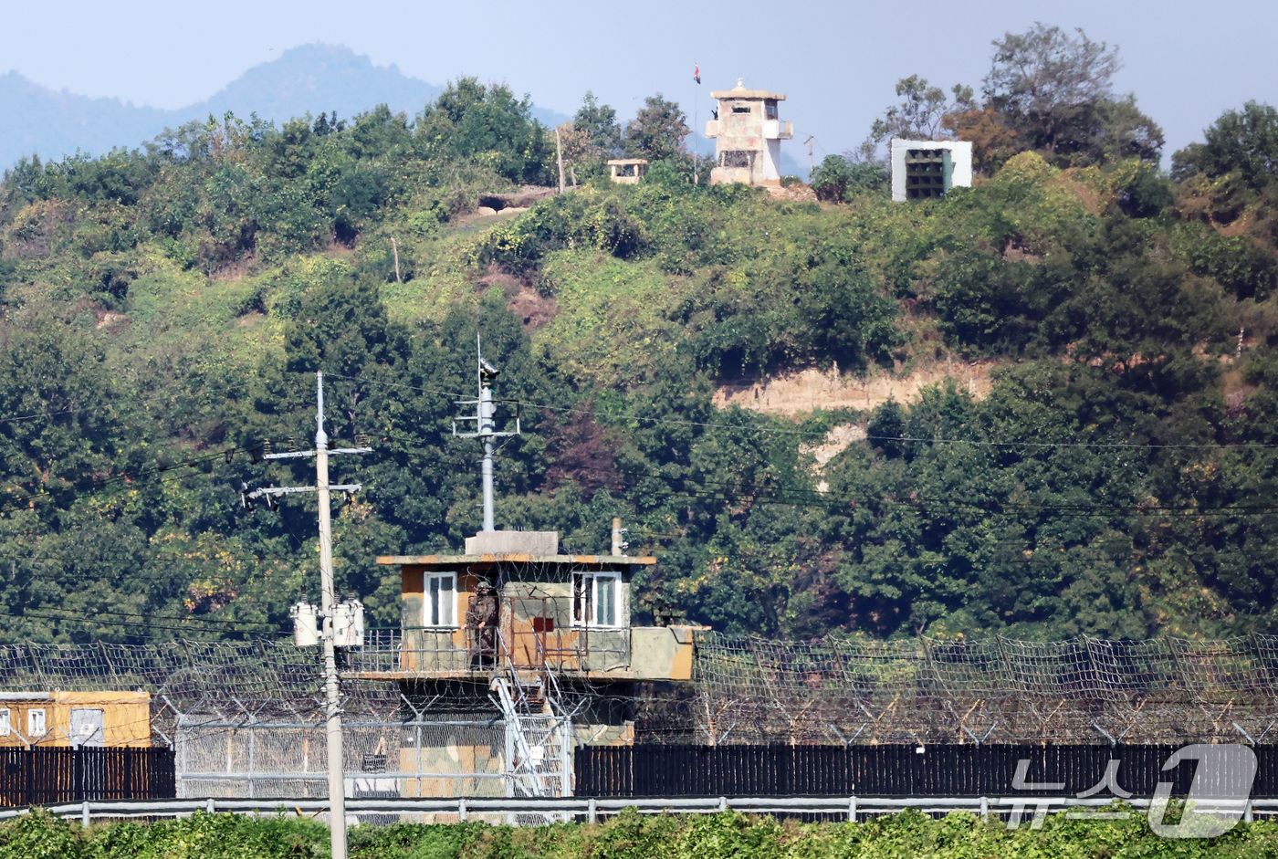 (파주=뉴스1) 오대일 기자 = 29일 경기 파주 접경지역에서 바라본 남과 북의 초소에서 양측 병사가 경계 근무를 서고 있다.서부전선 비무장지대(DMZ)에서 우리 군 장병들이 다친 …