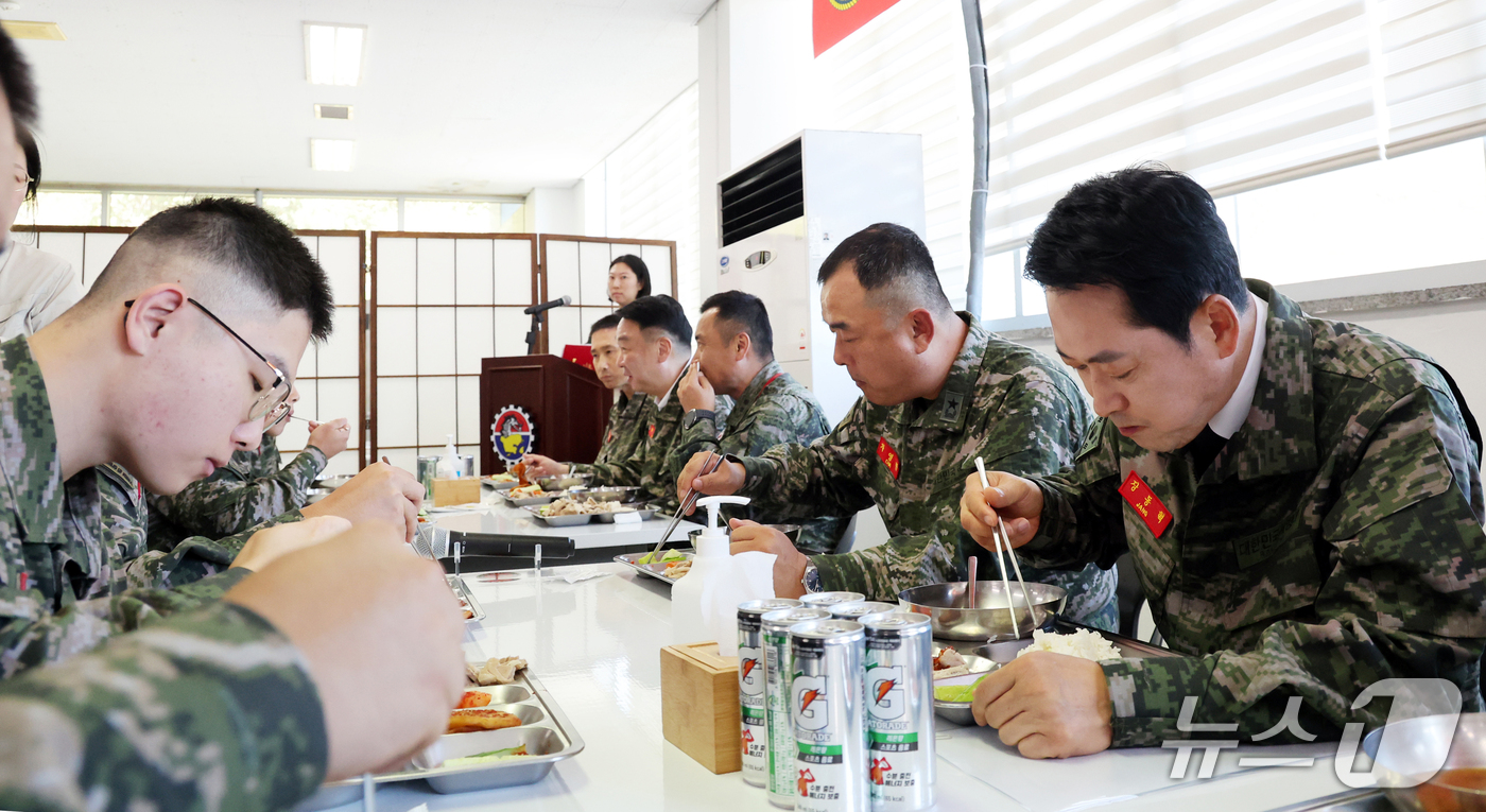 (백령도=뉴스1) 황기선 기자 = 장동혁 국민의힘 대표가 29일  인천 옹진군 백령도 해병대 제6여단 식당에서 장병들과 함께 점심식사를 하고 있다. 2026.9.29/뉴스1