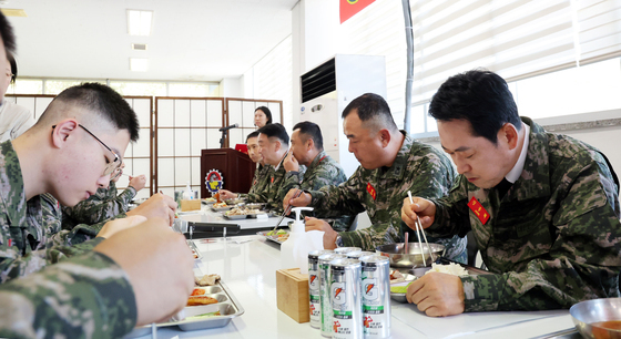 해병대 장병들과 점심식사하는 장동혁 대표