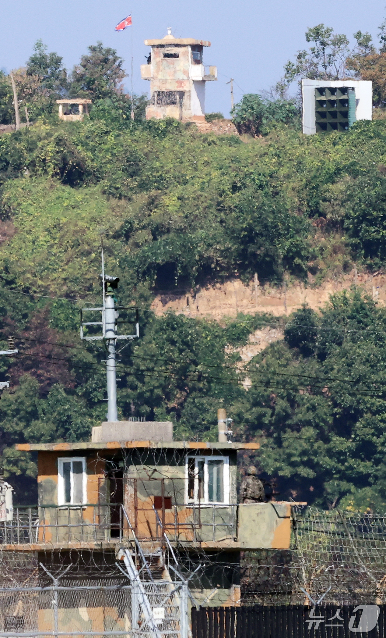 (파주=뉴스1) 오대일 기자 = 29일 경기 파주 접경지역에서 바라본 남과 북의 초소에서 양측 병사가 경계 근무를 서고 있다.서부전선 비무장지대(DMZ)에서 우리 군 장병들이 다친 …