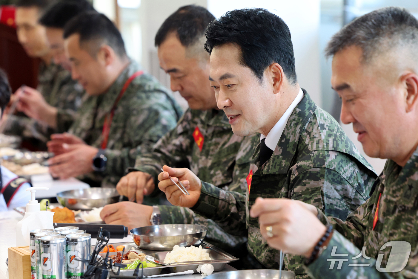 (백령도=뉴스1) 황기선 기자 = 장동혁 국민의힘 대표가 29일 인천 옹진군 백령도 해병대 제6여단 식당에서 장병들과 함께 점심식사를 하고 있다. 2026.9.29/뉴스1