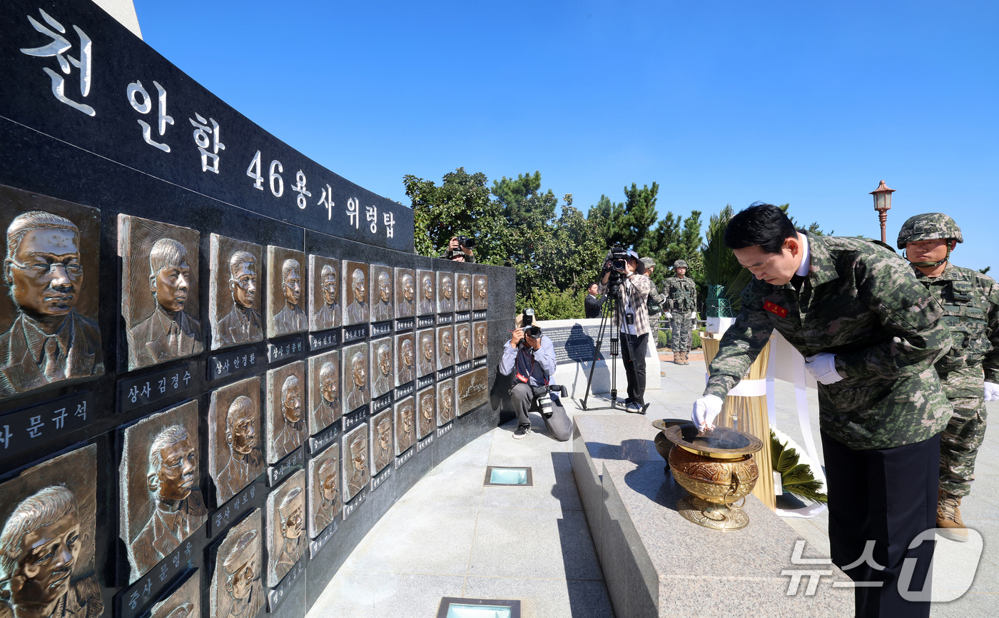 (백령도=뉴스1) 국회사진기자단 = 장동혁 국민의힘 대표가 29일 인천 옹진군 백령도를 방문해 천안함 46용사 위령탑을 참배하고 있다.  2026.9.29/뉴스1