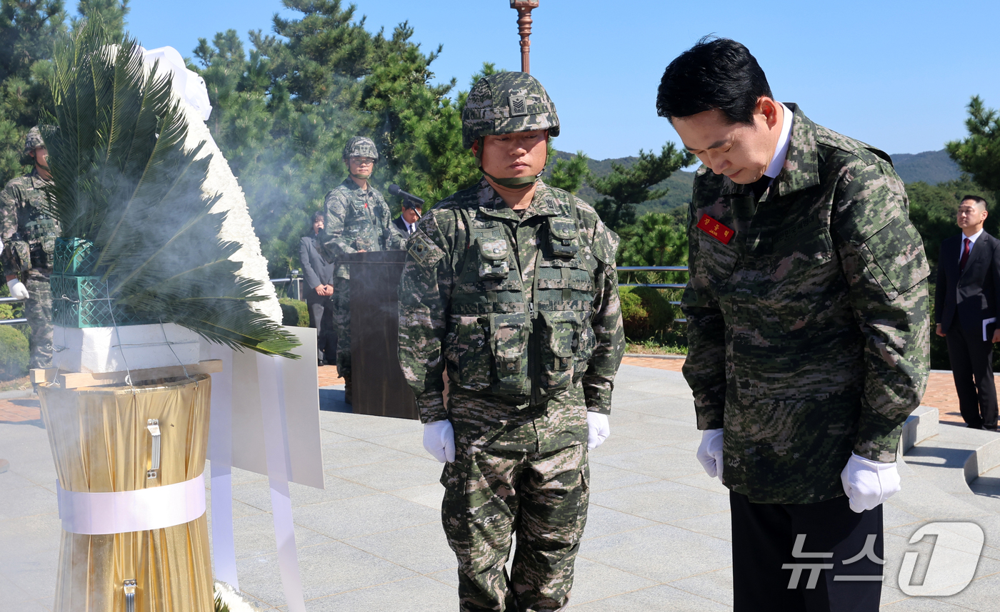 (백령도=뉴스1) 국회사진기자단 = 장동혁 국민의힘 대표가 29일 인천 옹진군 백령도를 방문해 천안함 46용사 위령탑을 참배하고 있다.  2026.9.29/뉴스1