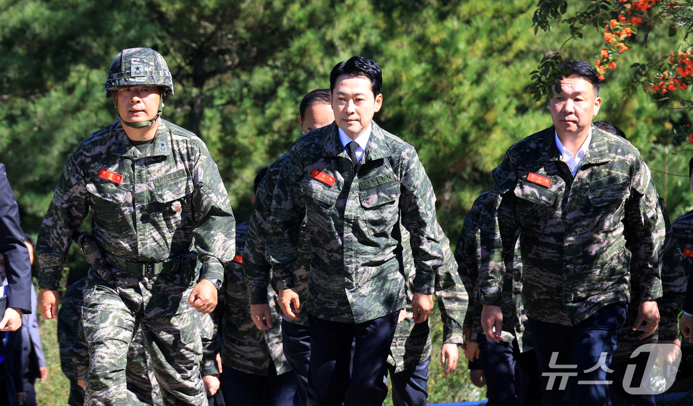 (백령도=뉴스1) 국회사진기자단 = 장동혁 국민의힘 대표가 29일 인천 옹진군 백령도를 방문해 천안함 46용사 위령탑을 참배하기 위해 발걸음을 옮기고 있다.  2026.9.29/뉴 …