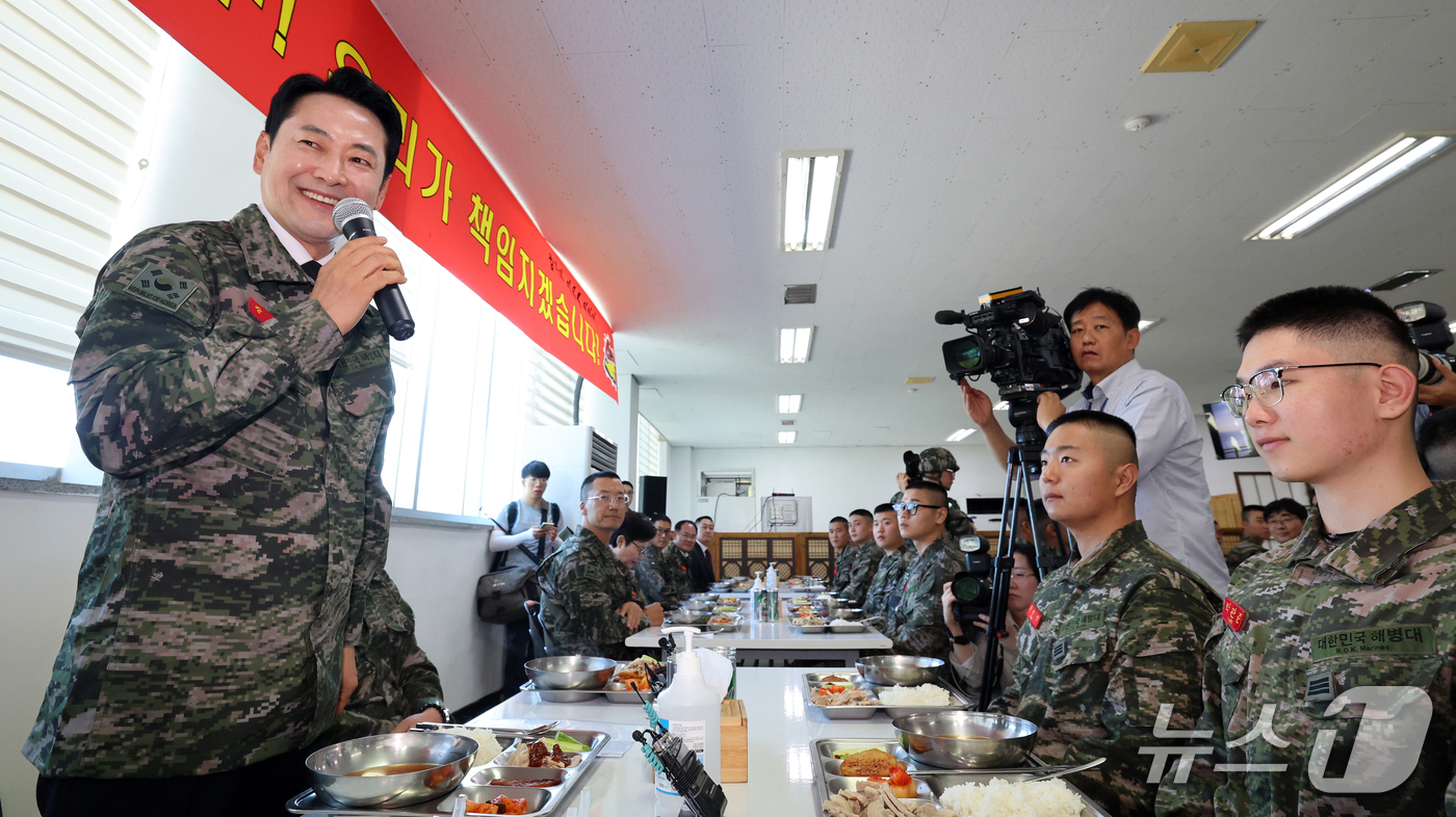 (백령도=뉴스1) 국회사진기자단 = 장동혁 국민의힘 대표가 29일 인천 옹진군 백령도 해병대 제6여단 식당에서 장병들과 함께 점심식사 전 인사말을 하고 있다.  2026.9.29/ …
