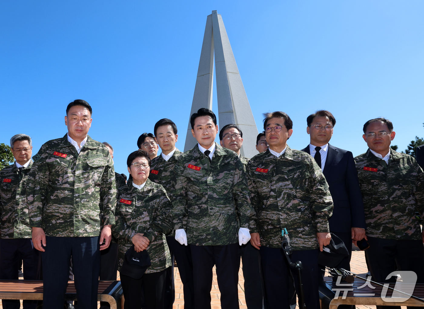(백령도=뉴스1) 국회사진기자단 = 장동혁 국민의힘 대표가 29일 인천 옹진군 백령도를 방문해 천안함 46용사 위령탑을 참배 후 피격장소를 바라보고 있다.  2026.9.29/뉴스 …
