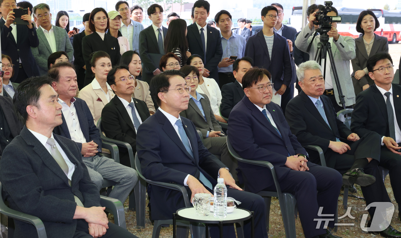 (세종=뉴스1) 김기남 기자 = 조정식 국회의장이 29일 세종시에서 열린 세종시청에서 열린 '국민과 함께하는 국회 세종시대 준비를 위한 간담회'에 참석한 뒤 국회세종의사당 및 대통 …