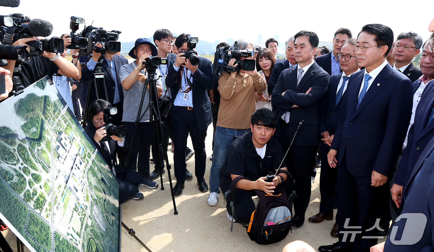 (세종=뉴스1) 김기남 기자 = 조정식 국회의장이 29일 세종시에서 열린 세종시청에서 열린 '국민과 함께하는 국회 세종시대 준비를 위한 간담회'에 참석한 뒤 국회세종의사당 및 대통 …