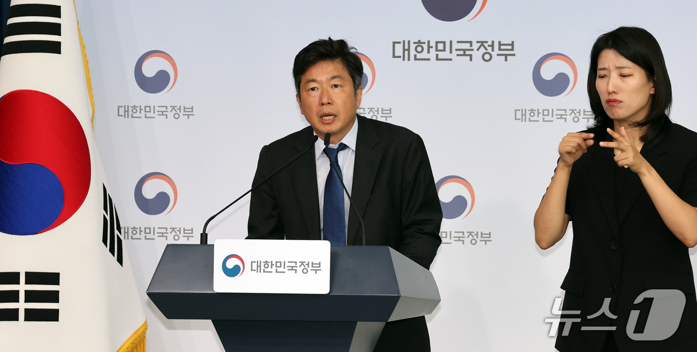 (서울=뉴스1) 이종덕 기자 = 이재식 기후에너지환경부 전력망정책관이 29일 서울 종로구 정부서울청사에서 전력망 혁신대책 관련 브리핑을 하고 있다. 정부는 2030년까지 재생에너지 …