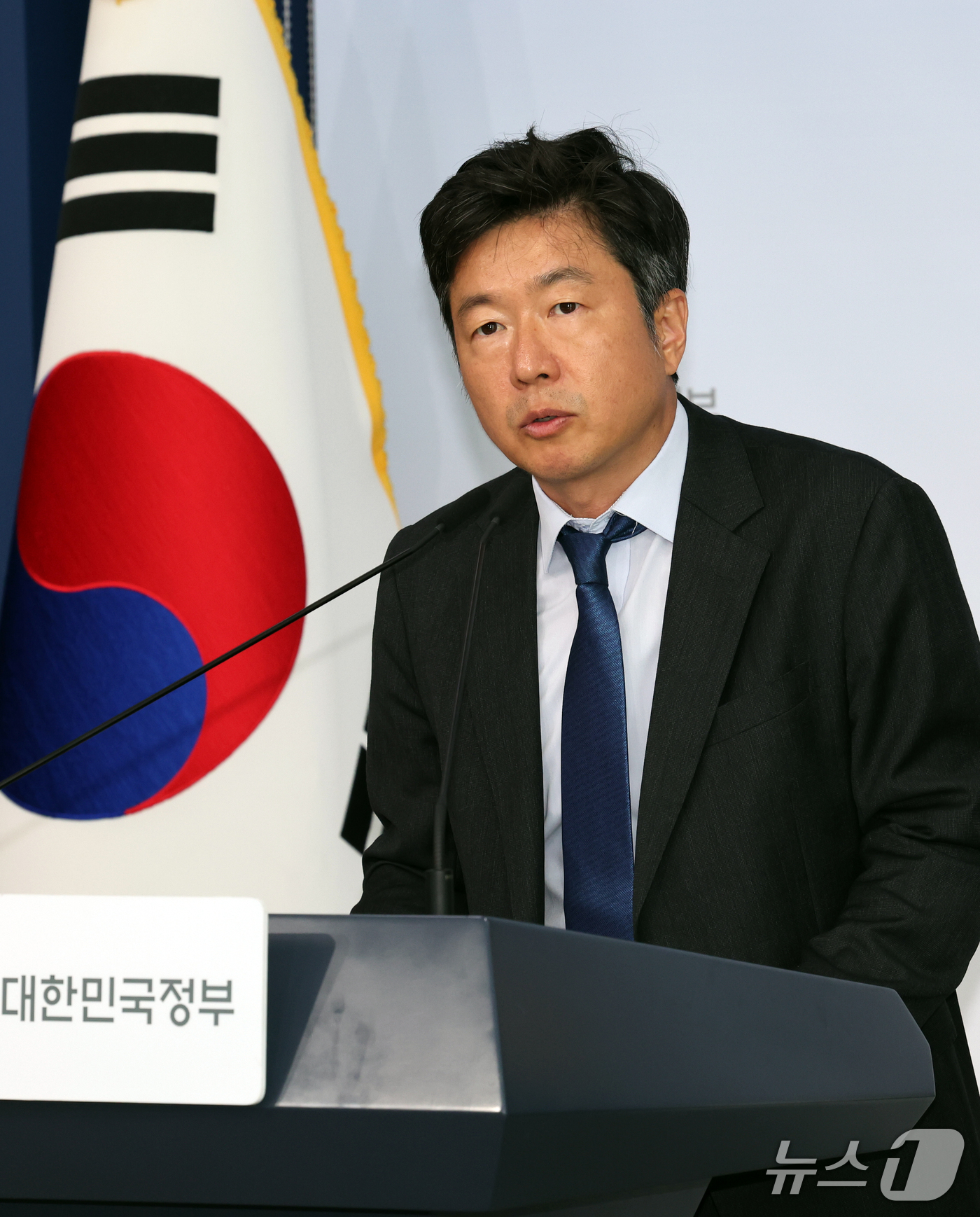 (서울=뉴스1) 이종덕 기자 = 이재식 기후에너지환경부 전력망정책관이 29일 서울 종로구 정부서울청사에서 전력망 혁신대책 관련 브리핑을 하고 있다. 정부는 2030년까지 재생에너지 …