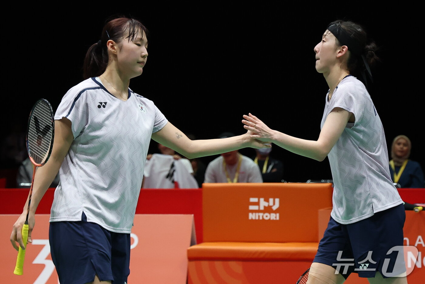 본문 이미지 - 대한민국 이소희, 백하나가 29일 일본 이치노미야 시립체육관에서 열린 2026 아이치·나고야 아시안게임 배드민턴 여자 복식 결승전 중국 탄닝, 류성수와의 경기에서 득점한 후 기뻐하고 있다. 2026.9.29 ⓒ 뉴스1 김도우 기자