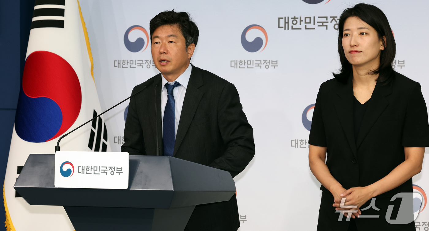 (서울=뉴스1) 이종덕 기자 = 이재식 기후에너지환경부 전력망정책관이 29일 서울 종로구 정부서울청사에서 전력망 혁신대책 관련 브리핑을 하고 있다. 정부는 2030년까지 재생에너지 …