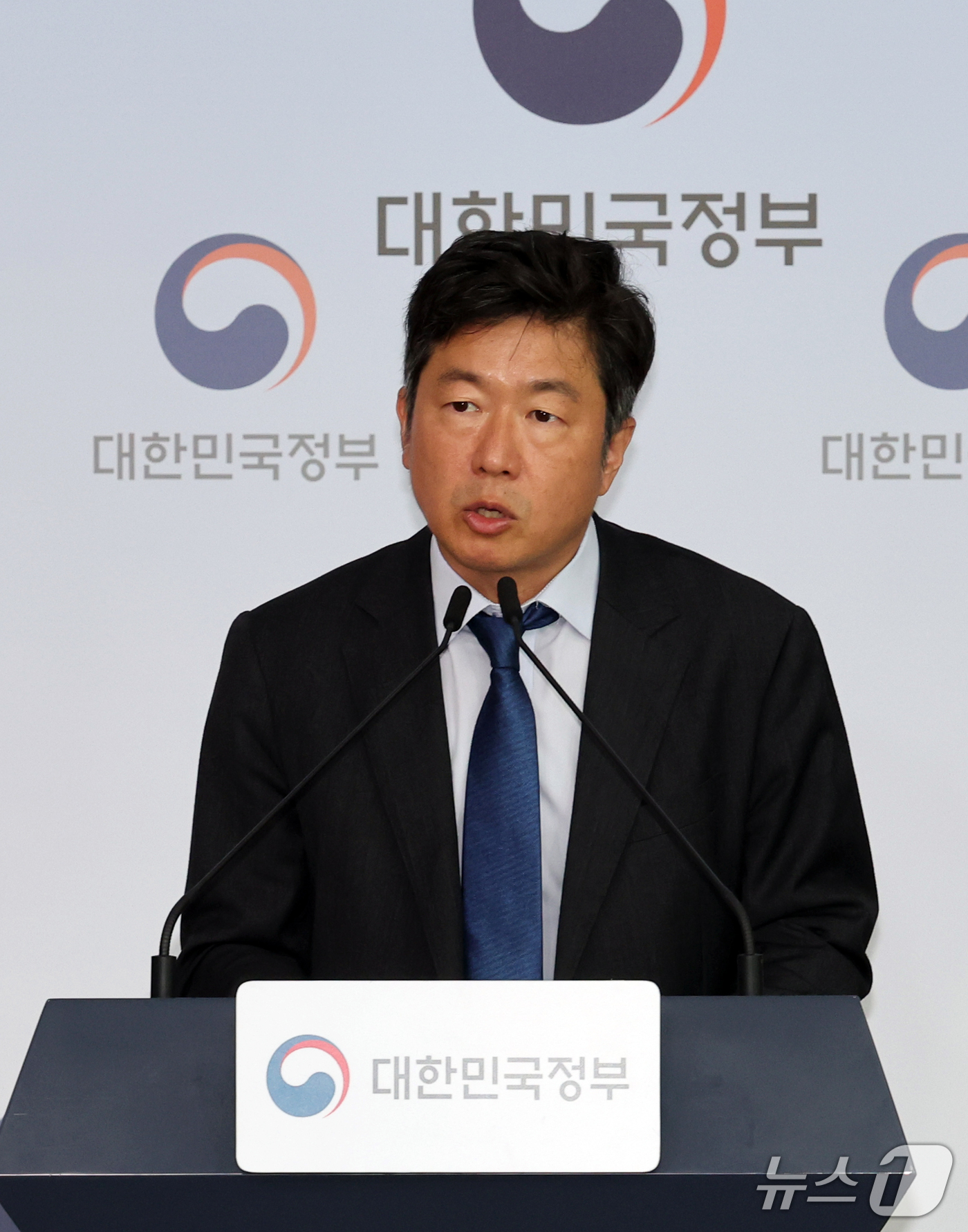 (서울=뉴스1) 이종덕 기자 = 이재식 기후에너지환경부 전력망정책관이 29일 서울 종로구 정부서울청사에서 전력망 혁신대책 관련 브리핑을 하고 있다. 정부는 2030년까지 재생에너지 …