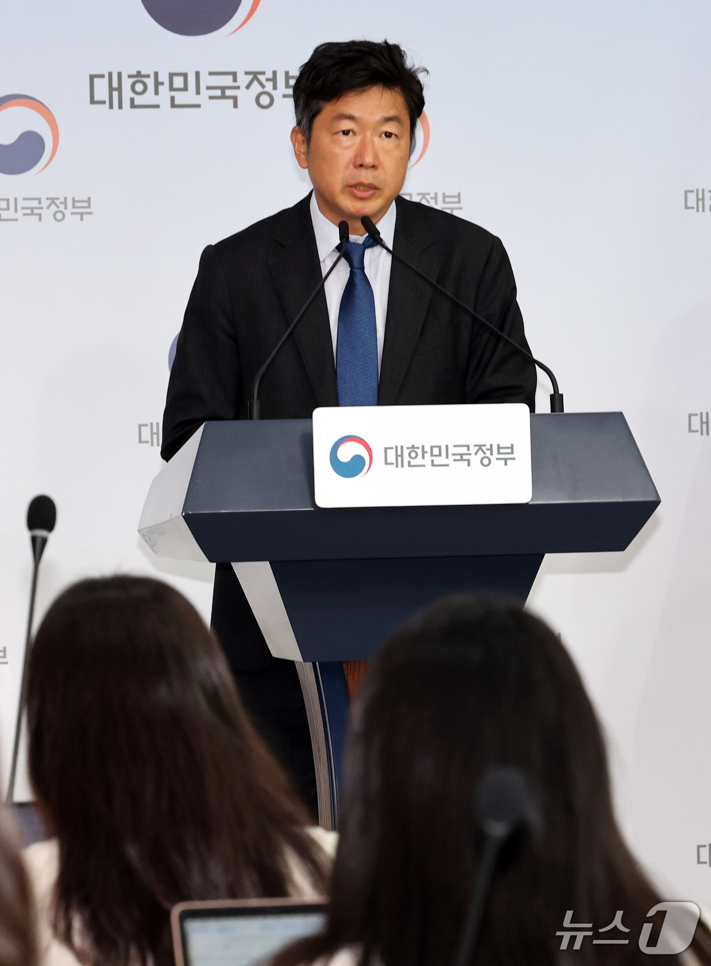 (서울=뉴스1) 이종덕 기자 = 이재식 기후에너지환경부 전력망정책관이 29일 서울 종로구 정부서울청사에서 전력망 혁신대책 관련 브리핑을 하고 있다. 정부는 2030년까지 재생에너지 …