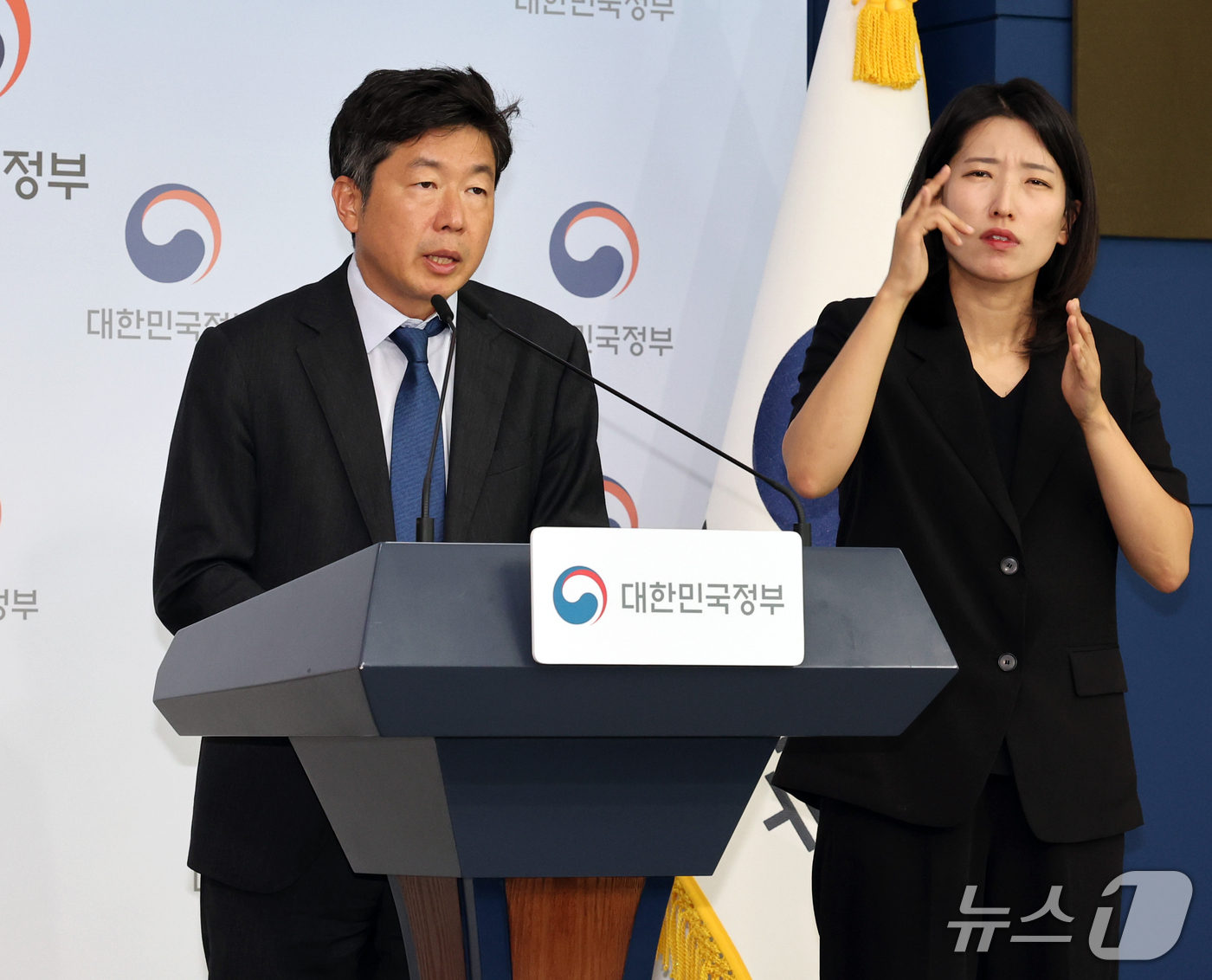 (서울=뉴스1) 이종덕 기자 = 이재식 기후에너지환경부 전력망정책관이 29일 서울 종로구 정부서울청사에서 전력망 혁신대책 관련 브리핑을 하고 있다. 정부는 2030년까지 재생에너지 …