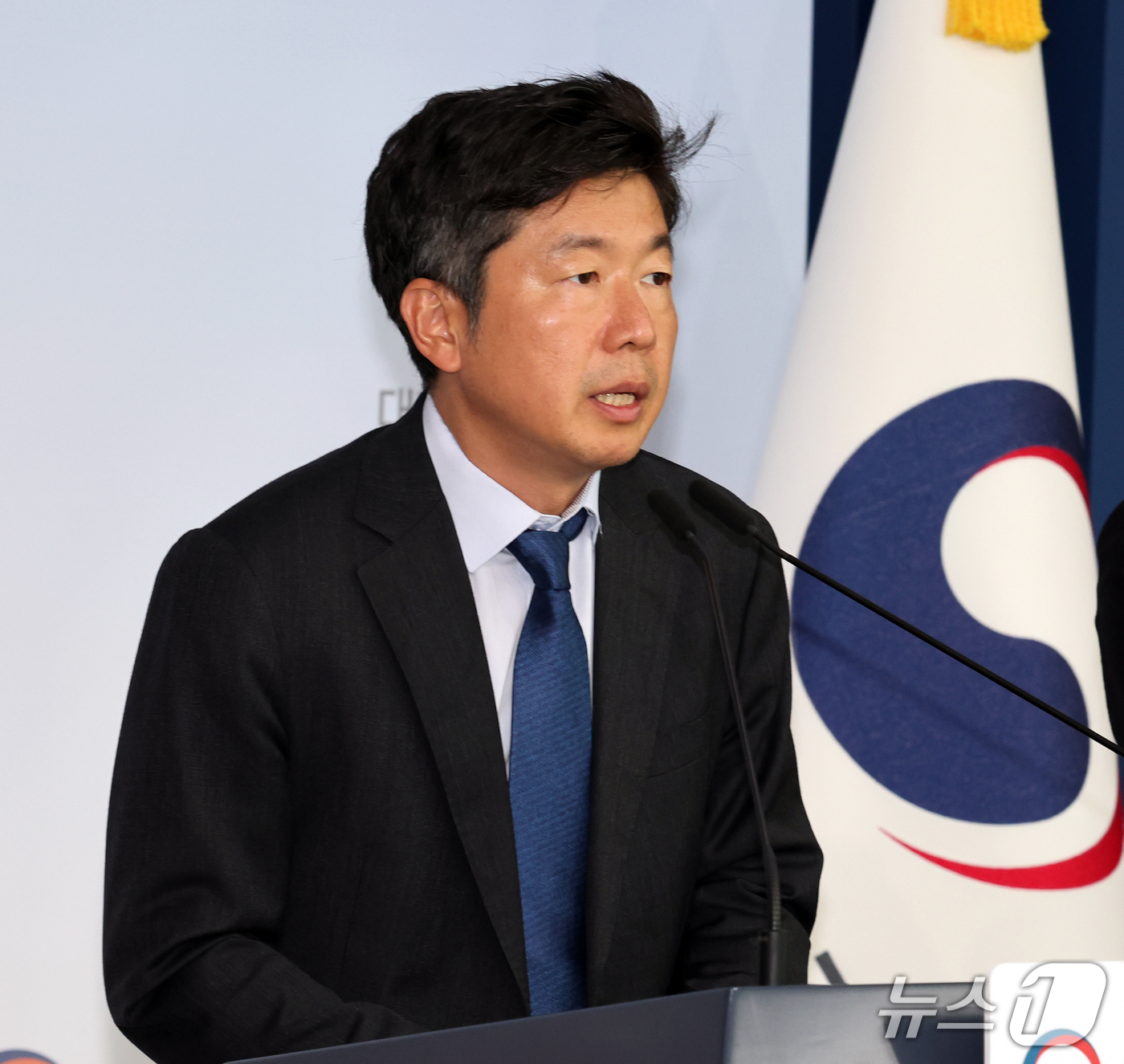 (서울=뉴스1) 이종덕 기자 = 이재식 기후에너지환경부 전력망정책관이 29일 서울 종로구 정부서울청사에서 전력망 혁신대책 관련 브리핑을 하고 있다. 정부는 2030년까지 재생에너지 …
