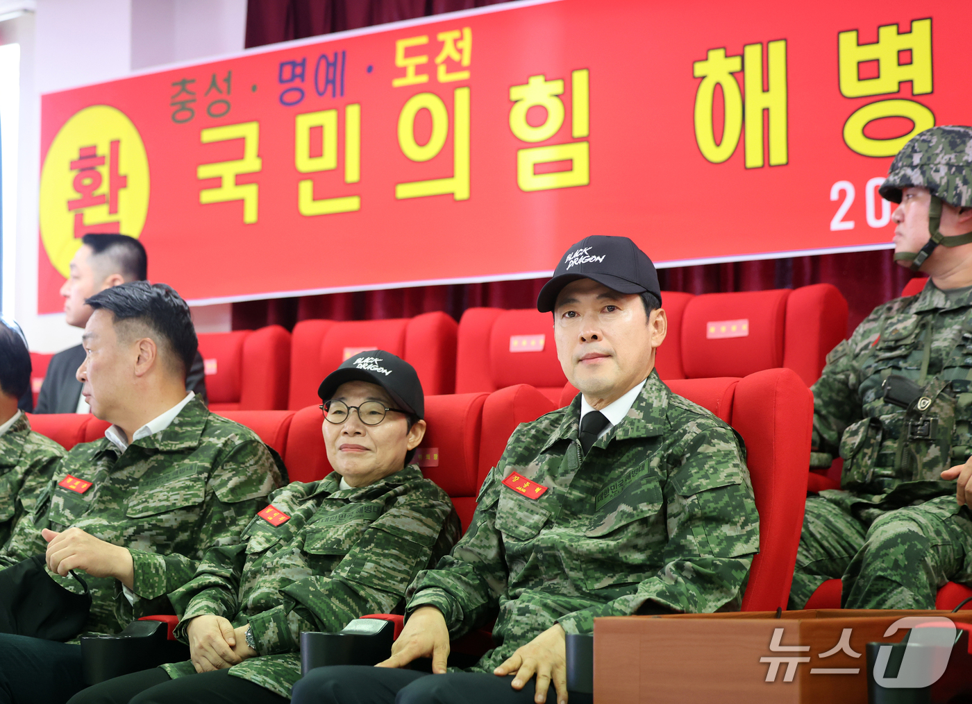 (백령도=뉴스1) 황기선 기자 = 장동혁 국민의힘 대표가 29일 인천 옹진군 백령도 해병대 제6여단에서 부대 일반현황 및 작전대비태세를 보고 받고 있다.  2026.9.29/뉴스1 …